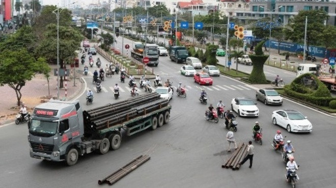 10 ống thép nặng hàng tấn lao từ xe đầu kéo xuống đường Ảnh 2