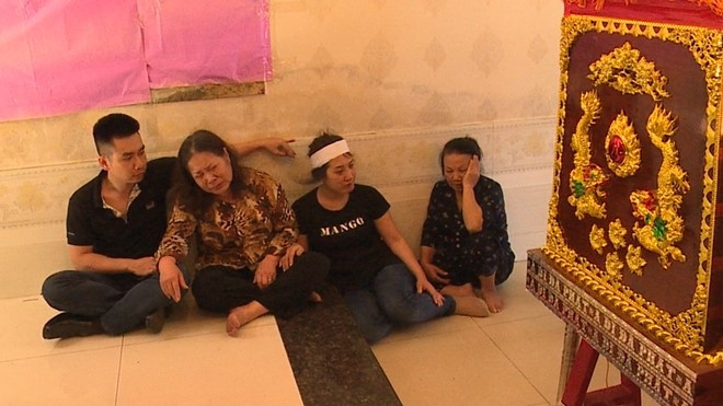 Mẹ thiếu tá cảnh sát giao thông khóc ngất bên di hài con Ảnh 2