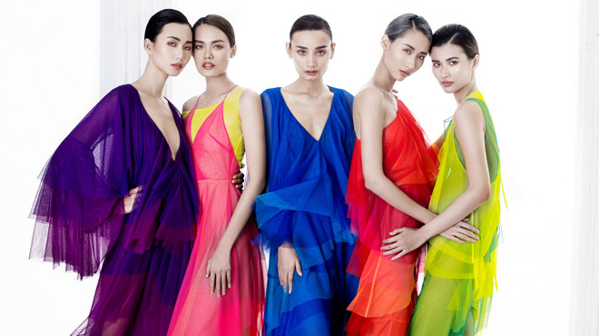 Dàn mẫu nữ mỏng manh trong váy áo đầy màu sắc của Đỗ Mạnh Cường Ảnh 2