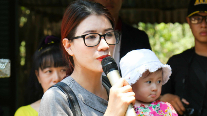 Trang Trần mặc giản dị đưa con gái đi từ thiện Ảnh 2