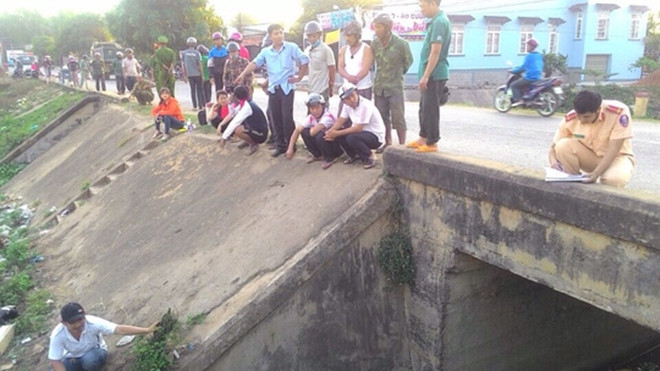 Xe máy lao xuống mương, cán bộ kiểm lâm tử nạn Ảnh 2