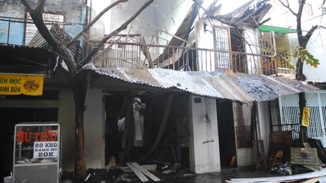 Hơn 20 người dìu nhau thoát khỏi đám cháy lúc sáng sớm Ảnh 2