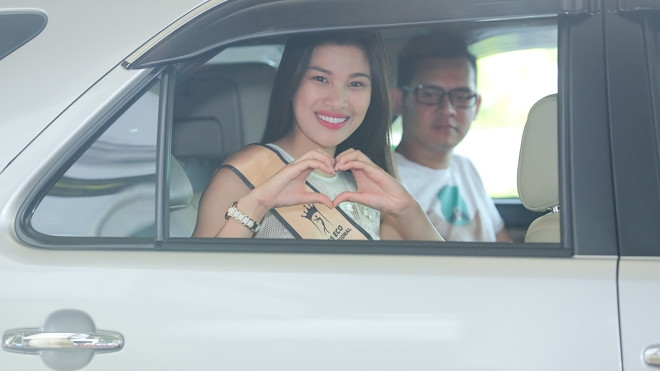 Trở về từ Ai Cập, Nguyễn Thị Thành tươi rói 'gửi tim' đến khán giả Ảnh 2