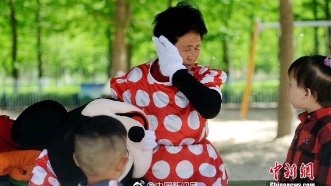 Mẹ chồng hơn 70 tuổi giả chuột Minnie kiếm tiền nuôi con dâu Ảnh 2