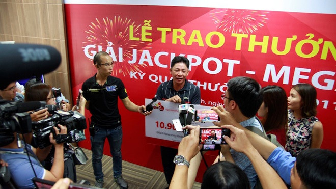 Người trúng gần 11 tỉ vé số triệu USD xuất hiện: 'Che mặt thì kỳ quá!' Ảnh 2