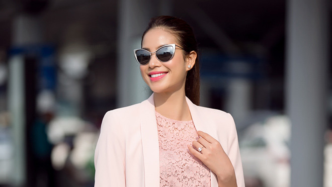 Phạm Hương nổi bật ở sân bay trước giờ lên đường tới Singapore Ảnh 2