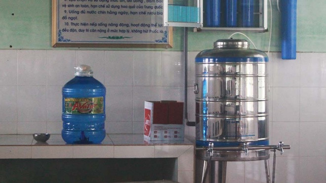 Học sinh lớp 8 bơm thuốc thực vật vào bình nước ở lớp để hại bạn Ảnh 2