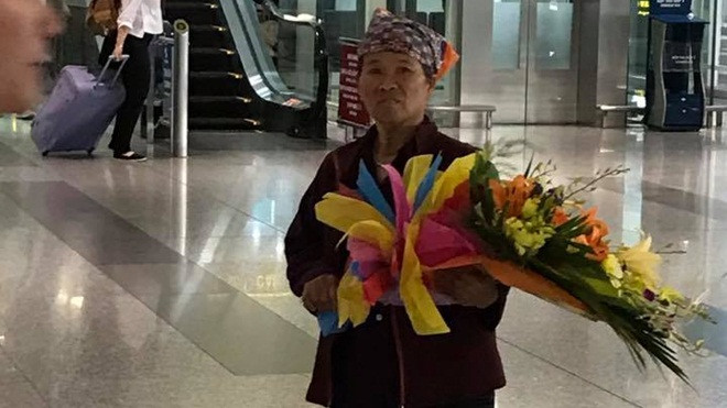 Bà mẹ chỉ dám ăn ổ bánh mì 10 nghìn nhưng sẵn sàng mua bó hoa 500 nghìn tặng con về nước Ảnh 2