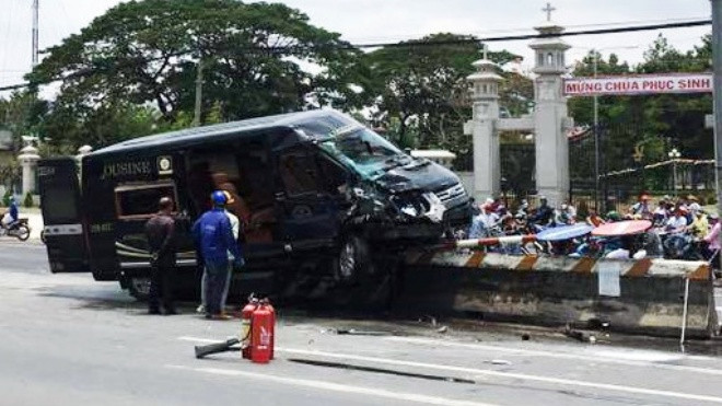 Ôtô Limousine lao lên dải phân cách bốc cháy, nhiều người thoát chết Ảnh 2