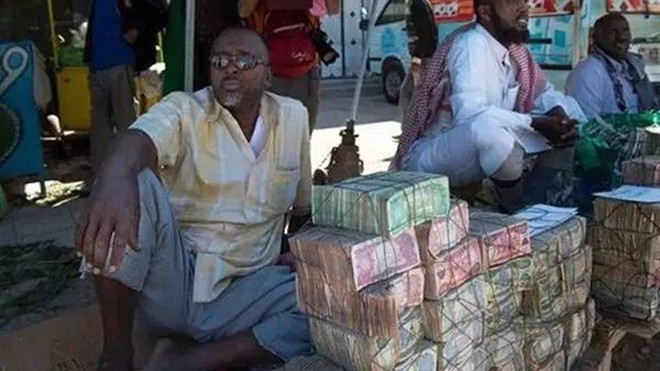 Quốc gia nghèo đến mức người dân chẳng có gì ngoài tiền, đành phải bán tiền để kiếm sống Ảnh 2