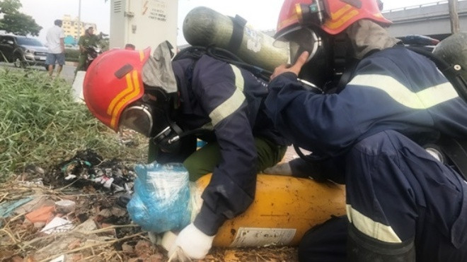 'Vật thể lạ' nghi chứa chất lỏng cực độc vứt bên đại lộ ở Sài Gòn Ảnh 2