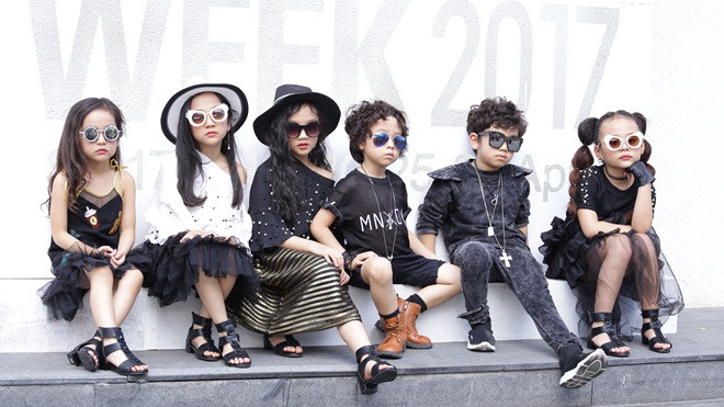 #Day2: Dàn fashionista nhí 'chẳng là nắng mà vẫn chói chang' với street style đáng yêu muốn xỉu! Ảnh 2