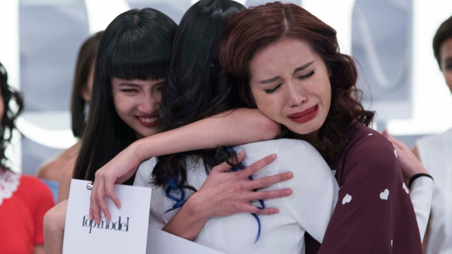 AsNTM #4: Tranh cãi kịch liệt và bất ngờ đạt ví trí cao nhất, Minh Tú vẫn phải khóc nức nở vào phút cuối Ảnh 2