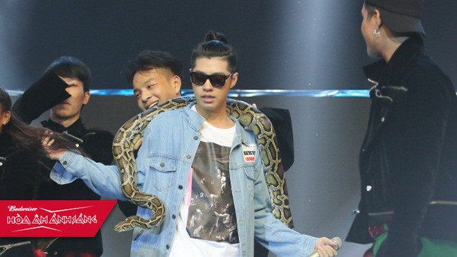 Noo Phước Thịnh bất ngờ mang trăn trình diễn ở Chung kết Remix New Generation 2017 Ảnh 2