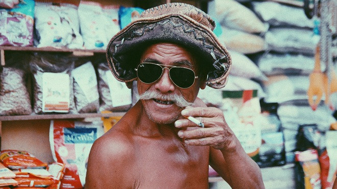 Vừa đẩy xe thồ vừa huýt sáo, cụ ông 70 tuổi khiến nhiều người thích thú bởi 'khí chất ngất trời' Ảnh 2