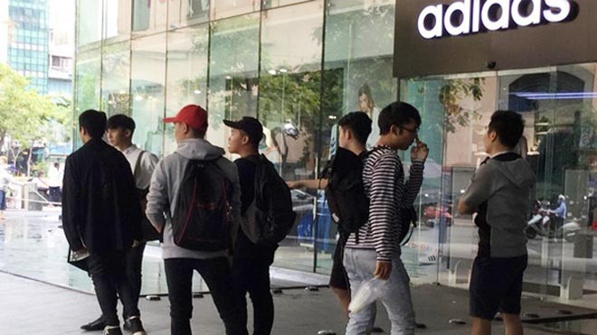 Xuất hàng nhỏ giọt, tín đồ Yeezy Boost 350 Cream White chờ đợi mòn mỏi được cầm siêu phẩm trên tay Ảnh 2