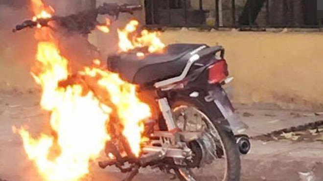 Nam thanh niên đốt xe máy trước cửa công an phường vì không xin được lỗi vi phạm Ảnh 2