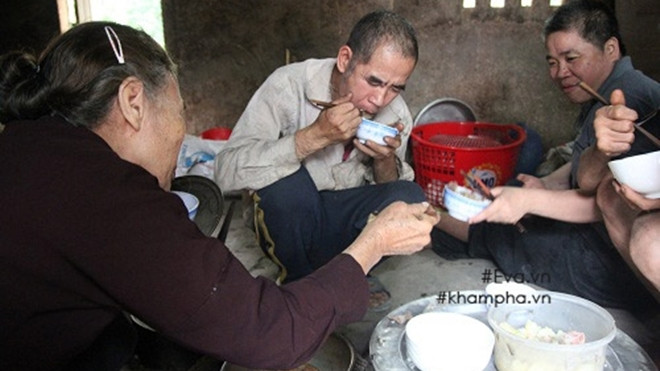 Bữa cơm có thịt đầu tiên của mẹ con muốn ăn một bữa no rồi cùng chết bằng thuốc độc Ảnh 2