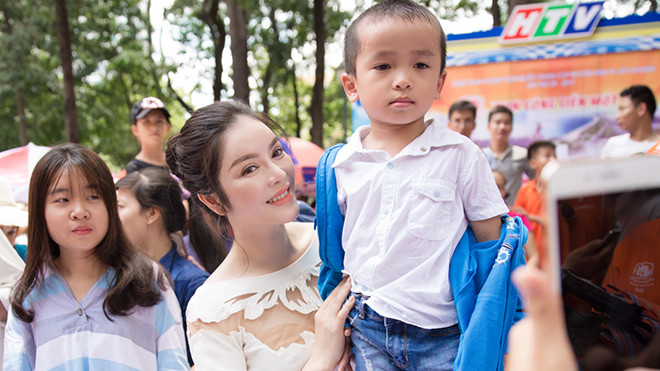 Lý Nhã Kỳ đẹp rạng rỡ, liên tục thân thiện với người hâm mộ Ảnh 2