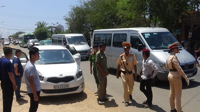 Du khách Trung Quốc lao ôtô vào nhóm cảnh sát giao thông Ảnh 2