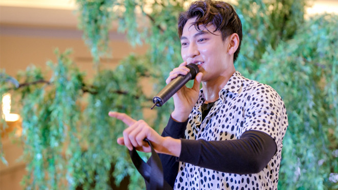 Isaac chật vật thoát khỏi vòng vây người hâm mộ Ảnh 2