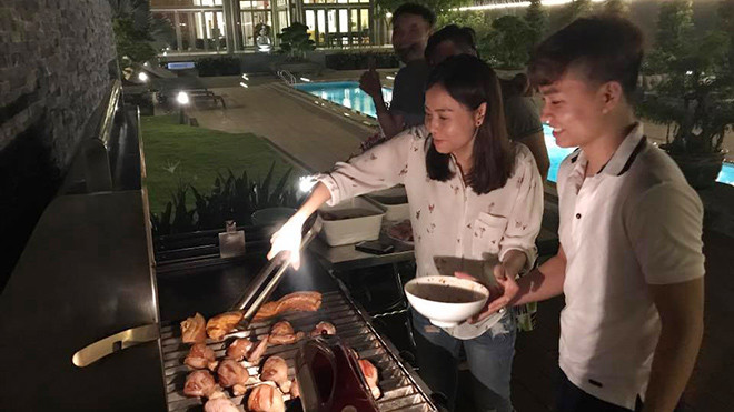 Thu Minh đích thân vào bếp chuẩn bị tiệc BBQ cho trò cưng The Voice 2 thế hệ Ảnh 2