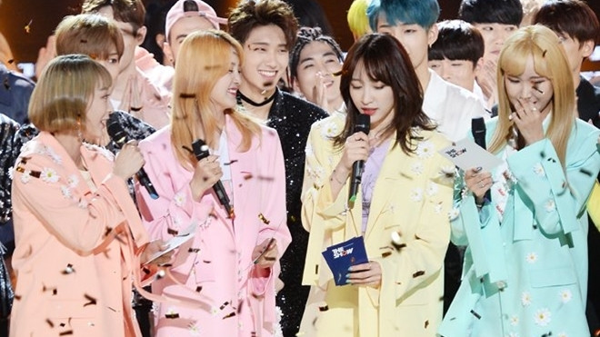 Có chút bối rối: EXID tự đọc tên và trao chiếc cúp thứ 3 cho chính mình Ảnh 2