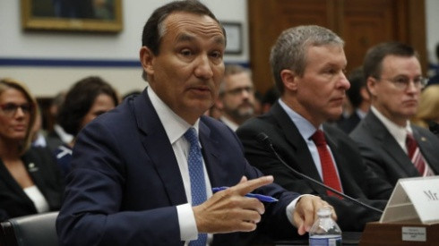CEO United Airlines xin lỗi quốc hội Mỹ về vụ kéo lê David Dao Ảnh 2