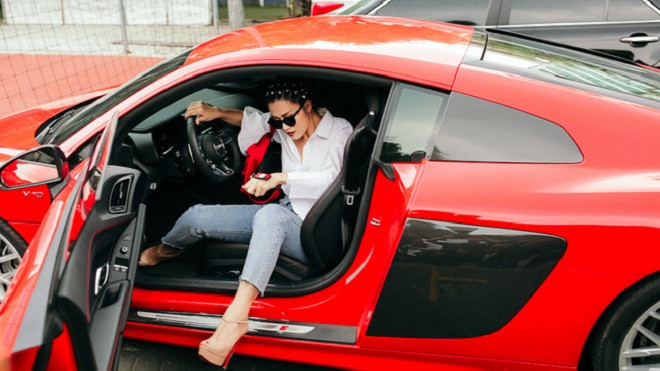 Clip: Đông Nhi tự lái siêu xe 13 tỷ đồng đi ghi hình The Voice 2017 Ảnh 2