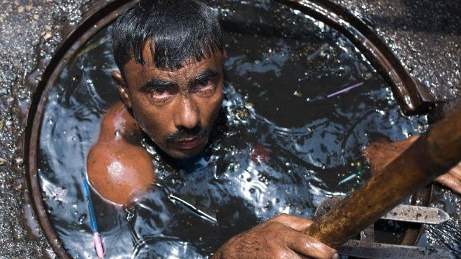 'Dọn chất thải của hơn 14 triệu người mỗi ngày': Công việc của bạn có vất vả hơn người móc cống này không? Ảnh 2