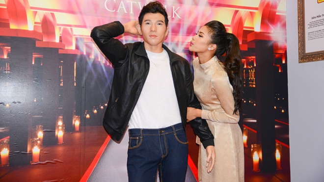 Nguyễn Thị Thành nhí nhảnh, chu môi hôn tượng sáp của Á vương Ngọc Tình Ảnh 2