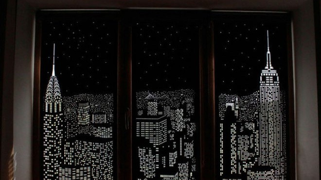 Tấm rèm cửa đục lỗ khiến bạn có cảm giác như đang sống trong penthouse nhìn xuống thành phố Ảnh 2