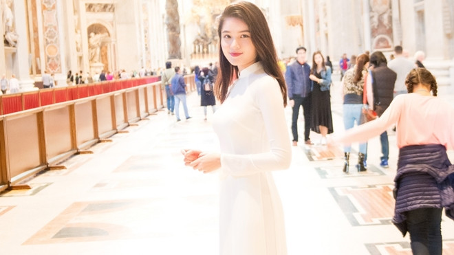 Á hậu Thùy Dung khoe vẻ đẹp tinh khôi với áo dài trắng tại Vaticane Ảnh 2