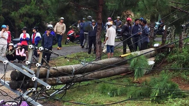 Lốc xoáy quật trụ điện ngã đè 2 mẹ con cô giáo tử vong Ảnh 2