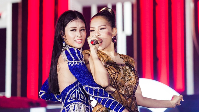 'Chị em HLV' Thu Minh - Đông Nhi tiếp tục mang 'bão' tới Đà Nẵng Ảnh 2