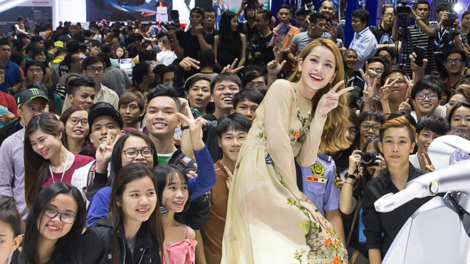 Hơn 1.000 khán giả xem Chi Pu làm vedette trình diễn thời trang Ảnh 2