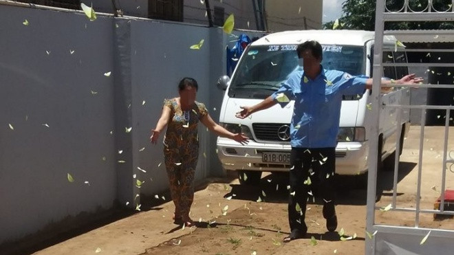 Siêu dễ thương: Hai người lạ lớn tuổi cùng vui đùa bên đàn bướm Ảnh 2