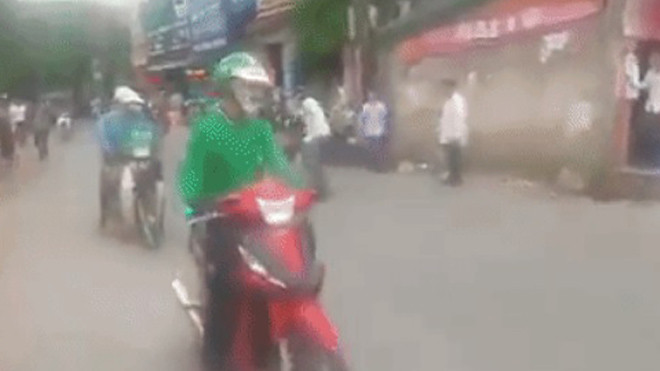 Xôn xao clip tài xế Grab và xe ôm truyền thống cầm mũ bảo hiểm đánh nhau giữa phố Hà Nội Ảnh 2