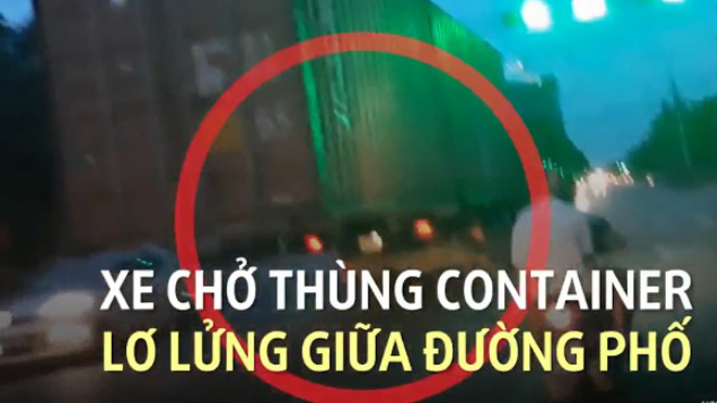 Clip thót tim: Xe chở thùng hàng container 'lơ lửng' như làm ảo thuật giữa đường phố Ảnh 2