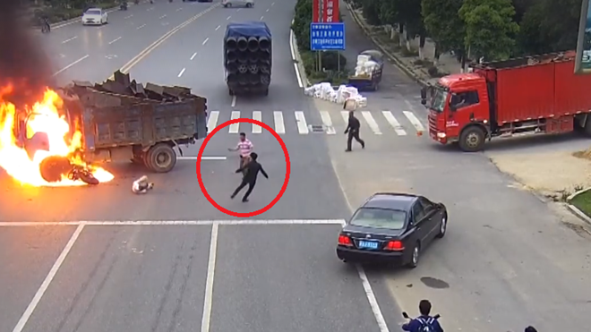 Clip gây tranh cãi: Bỏ chạy hay ở lại giúp đỡ khi xe máy va chạm xe tải bốc cháy? Ảnh 2