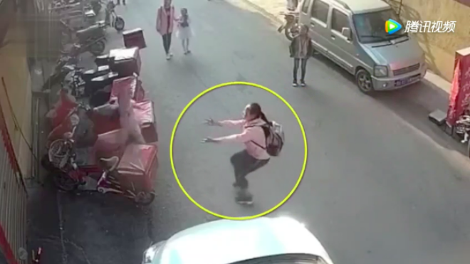 Nữ sinh lớp 6 cố gắng lao tới cứu bé trai rơi từ tầng 3 trước sự 'bất động' của nhiều người Ảnh 2