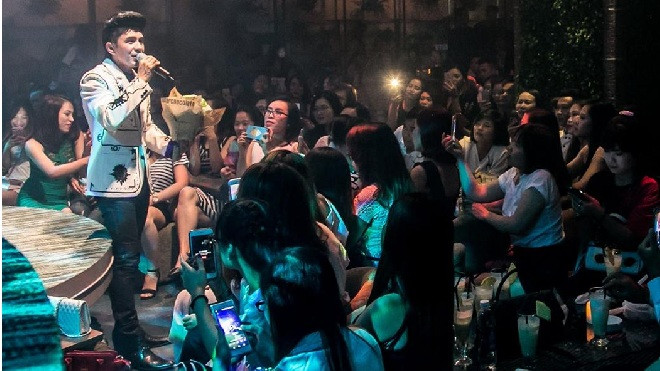 Clip: Đan Trường khiến fan 'lụi tim' với bản cover 'Phía sau một cô gái' Ảnh 2