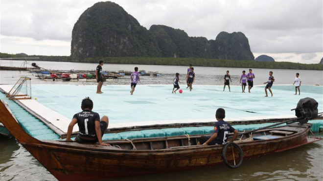 Sân bóng trên mặt biển độc đáo của trẻ em làng chài Thái Lan Ảnh 2