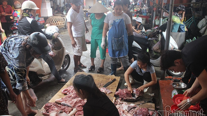 Bán thịt lợn giá rẻ bị hắt dầu luyn: Chen chân ủng hộ chị Xuyến Ảnh 2