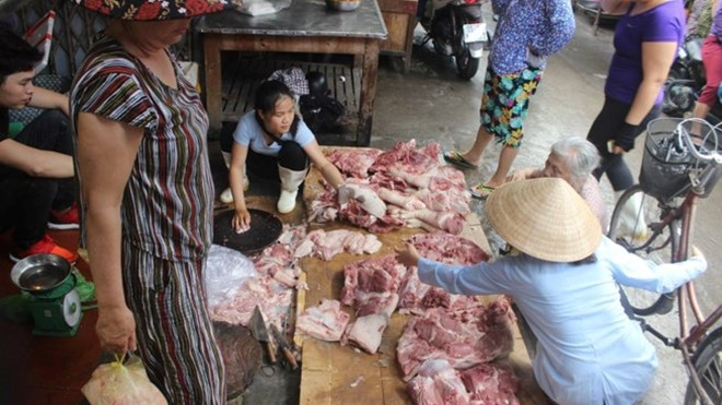 Dẹp quầy hàng của chị bán thịt heo bị đổ luyn? Ảnh 2