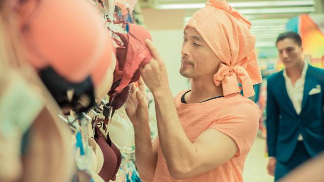 Chán làm mỹ nam hành động, Johnny Trí Nguyễn chuyển hướng thành… vú em bỉm sữa Ảnh 2