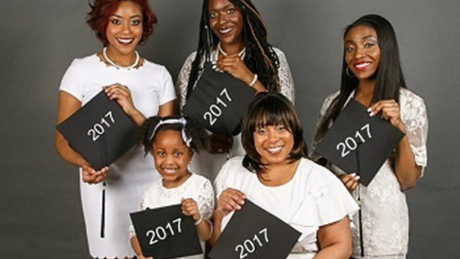 Ba thế hệ phụ nữ trong một gia đình Mỹ tốt nghiệp cùng lúc Ảnh 2