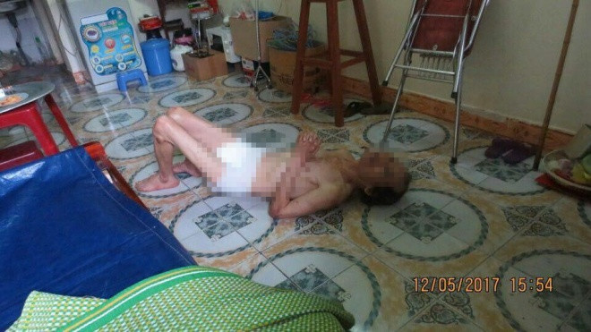 Phẫn nộ cảnh cha già 67 tuổi bị con gái và con rể đánh đập, bỏ đói dưới nền nhà lạnh Ảnh 2