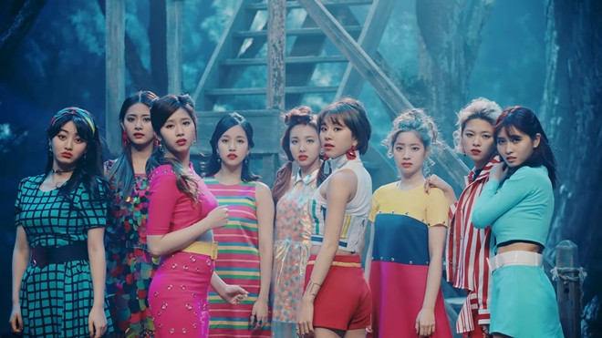 TWICE ra MV mới: 'Rắc thêm muối' cho bớt nhạt nào! Ảnh 2