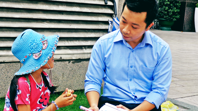 'Lớp học' dưới bóng dù của anh nhân viên ngân hàng và cô bé bán vé số Ảnh 2